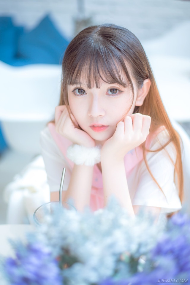 “已经被看压在军营之中，此人虽然愚忠，却也不失为一条汉子，平日里待我们不错，若非刘璋无道，我等也不愿意与他为难，还望先生莫要怪罪。”邓贤苦笑道。